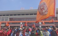 荆州市长率球迷团“出征”黄石，走进球迷车厢高呼“荆州必胜”