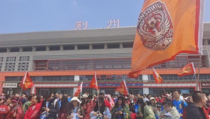 荆州市长率球迷团“出征”黄石，走进球迷车厢高呼“荆州必胜”