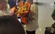 kaiyun中心-林诗栋落地海南妈妈接机！石头全程笑容不断 世排重返前5冲破心魔