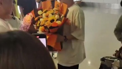 kaiyun中心-林诗栋落地海南妈妈接机！石头全程笑容不断 世排重返前5冲破心魔